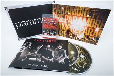 Final Riot! Live (Dlx Pack)