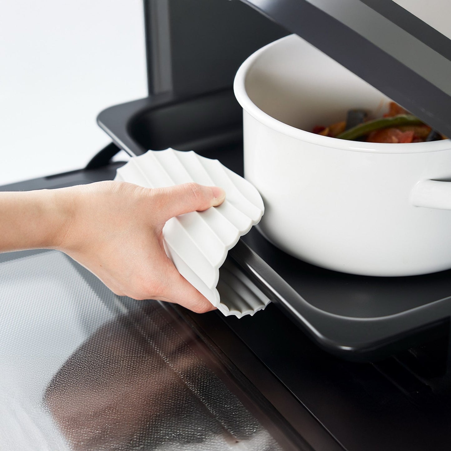 Eatoco Nami Silicone Mat – Heat-Resistant & Non-Slip Pot Holder - Light Grey