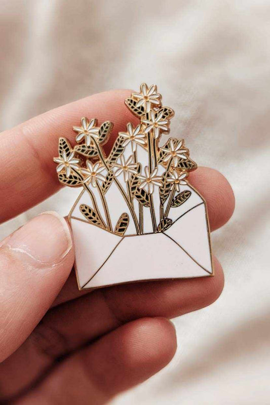 Broche émaillée Lettre fleurie