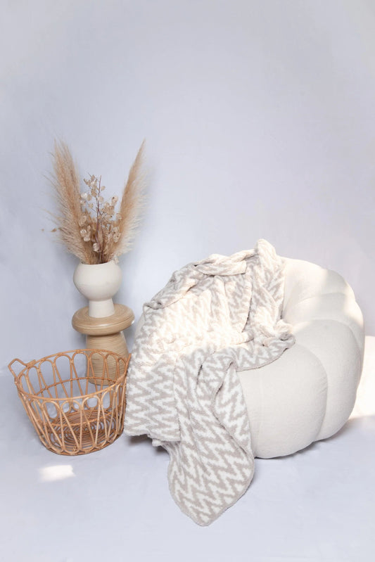 Jeté extra long à motif chevron gris-beige et blanc