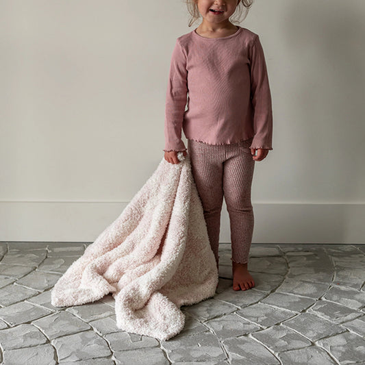 Couverture pour tout-petit imprimé floral vintage rose primevère et blanc doux