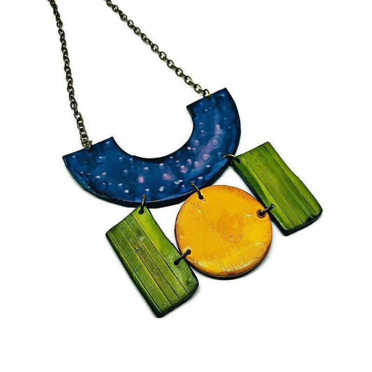Collier plastron coloré peint avec motif géométrique