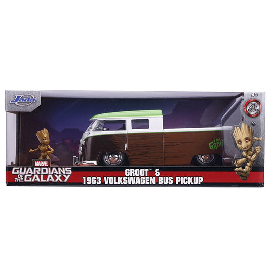 Groot avec un bus Volkswagen miniature 1963