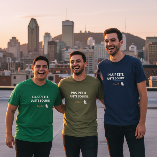 Pas petit. Juste solide. — T-shirt OseTee, trois amis rooftop Montréal, Kelly + Olive + Navy, coucher de soleil