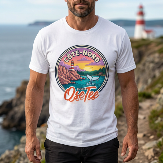 T-shirt blanc Côte-Nord OseTee porté en balade sur le littoral près d’un phare, cadrage rapproché sur le motif.