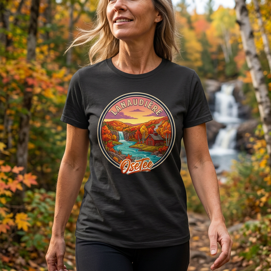 T-shirt noir Lanaudière OseTee porté en randonnée près d’une chute, cadrage rapproché sur le motif.