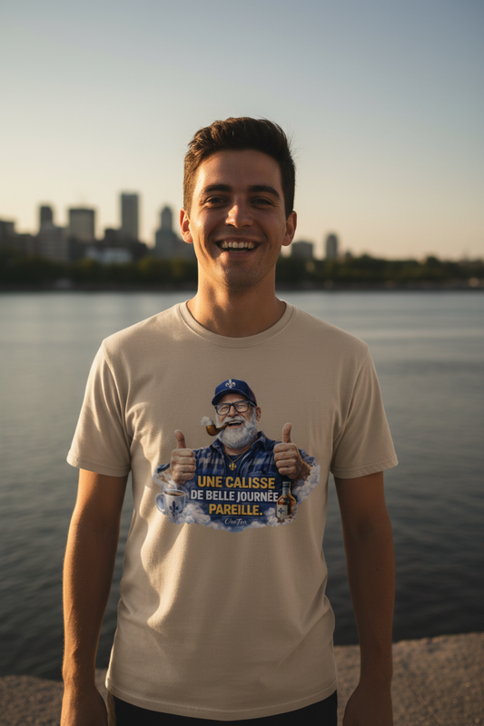 Zoom sur le design OseTee Une calisse de belle journée pareille, bon vieux Québécois avec casquette fleur de lys et deux pouces levés