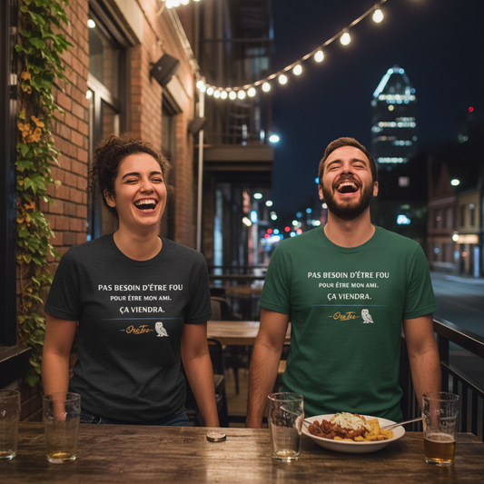 Pas besoin d'être fou pour être mon ami. Ça viendra. — T-shirt OseTee, deux amis sur terrasse Montréal de nuit, dark grey + forest, fous rires