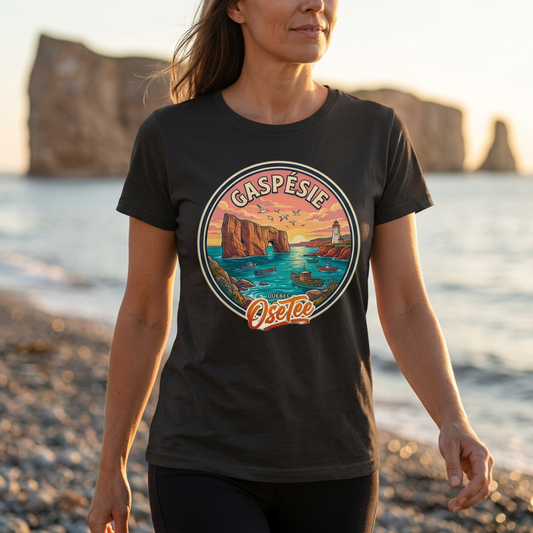 T-shirt noir Gaspésie OseTee porté en balade près du rocher Percé, cadrage rapproché sur le motif.