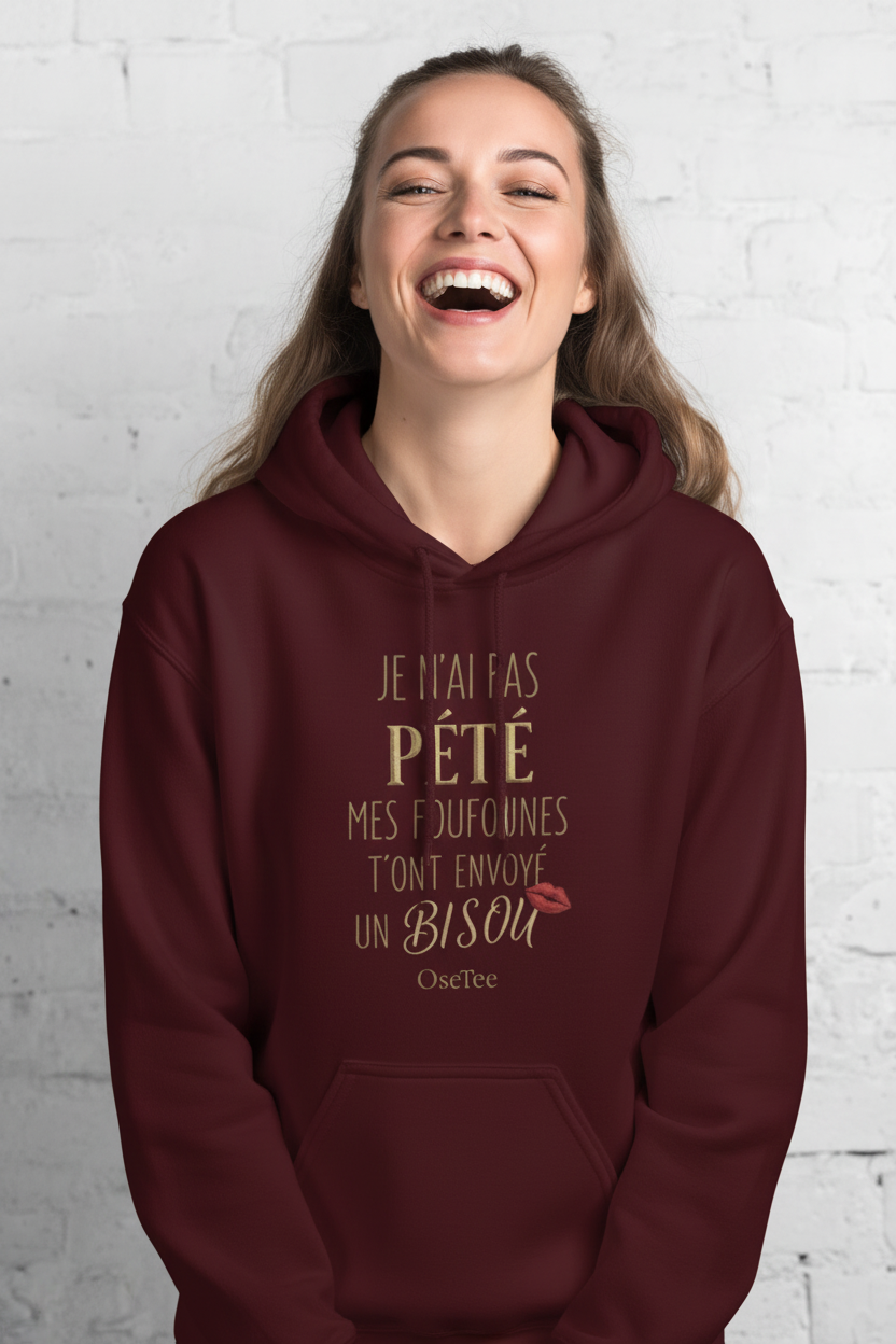 Hoodie OseTee bordeaux avec texte doré humoristique porté par une femme qui rit