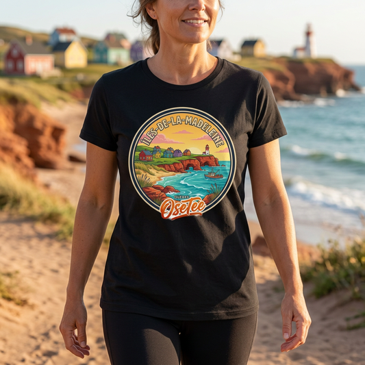 T-shirt noir Îles-de-la-Madeleine OseTee porté en balade près des falaises rouges, cadrage rapproché sur le motif.
