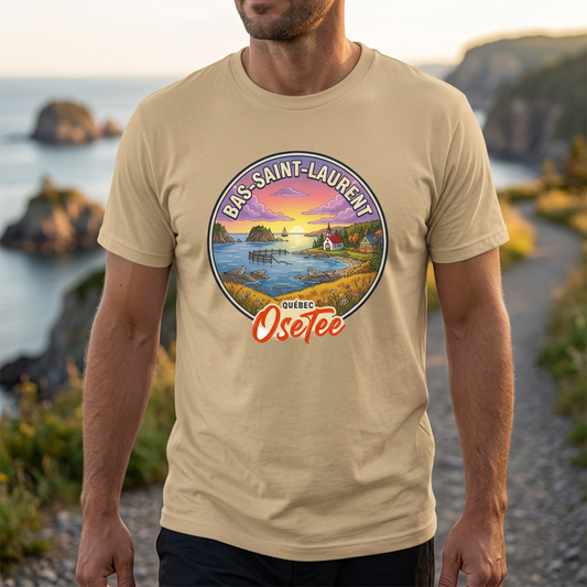 T-shirt beige Bas-Saint-Laurent OseTee porté en balade sur le littoral du Bic, cadrage rapproché sur le motif.