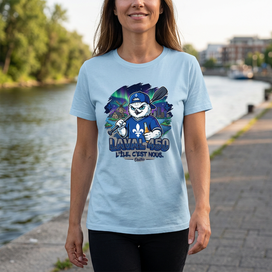 T-shirt bleu pâle Laval 450 OseTee porté au bord de la rivière des Mille Îles, cadrage rapproché sur le motif.