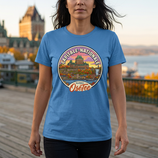 T-shirt bleu Capitale-Nationale OseTee porté en balade sur la terrasse Dufferin à Québec, cadrage rapproché sur le motif.
