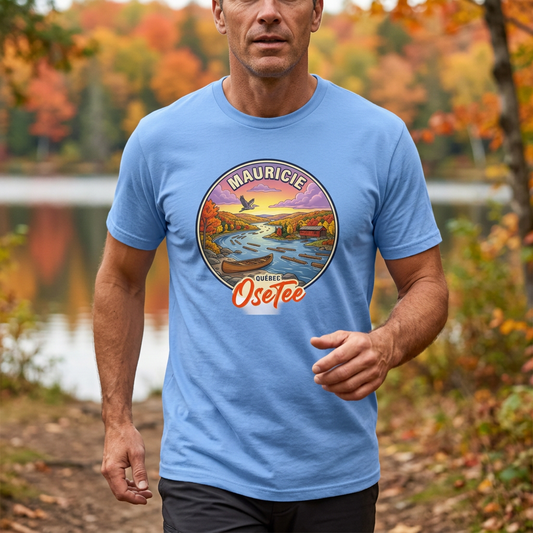 T-shirt bleu clair Mauricie OseTee porté en randonnée au bord d’un lac, cadrage rapproché sur le motif.