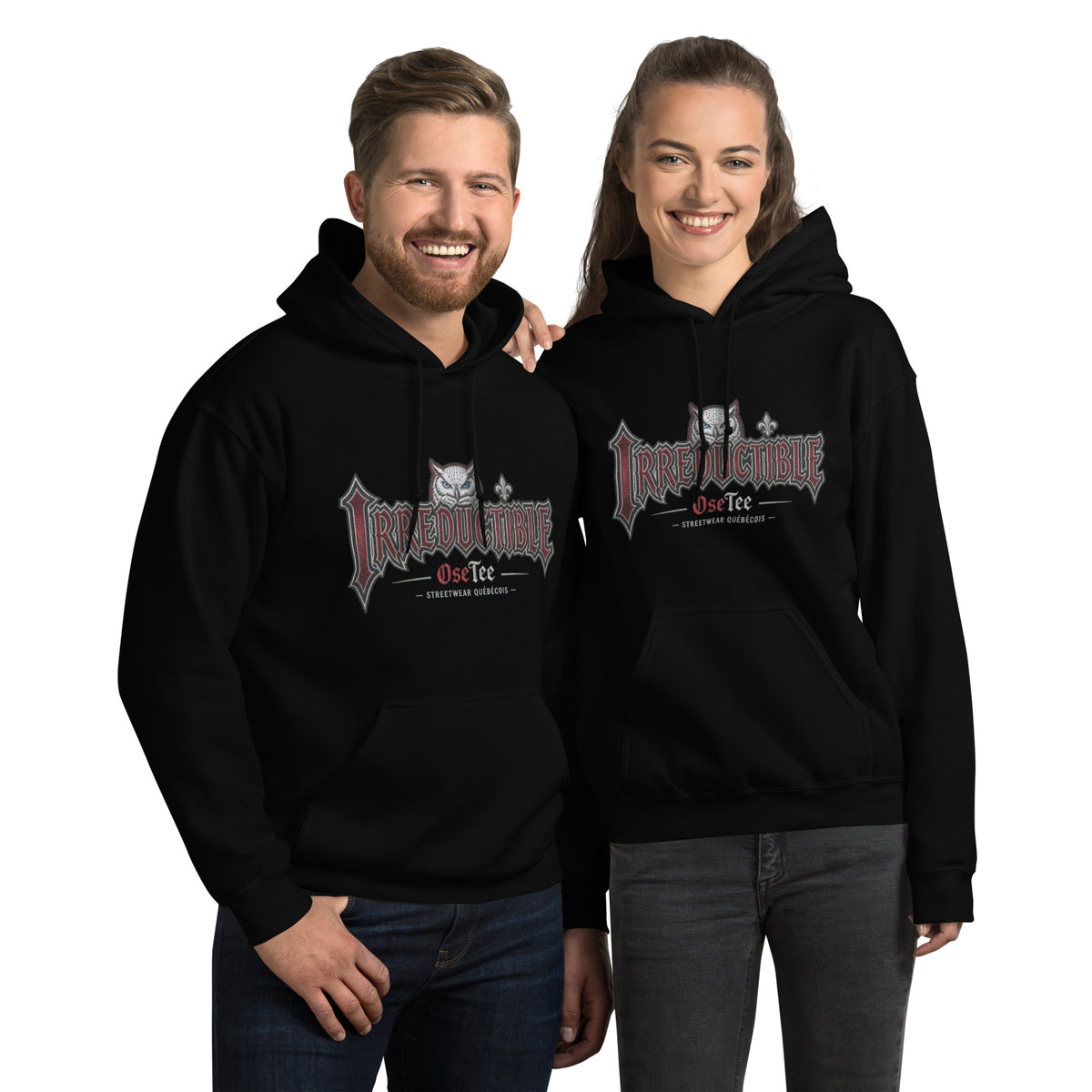 Hoodie Irréductible OseTee noir : harfang des neiges aux yeux bleus, lettrage gothique rouge et fleur de lys